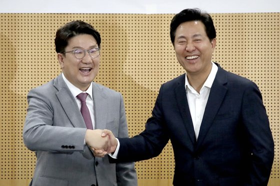 권성동 국민의힘 당대표 직무대행 겸 원내대표와 오세훈 서울시장이 22일 오전 서울 중구 서울시청에서 열린 국민의힘-서울시 예산정책협의회에서 인사하고 있다. 2022.7.22 [국회사진기자단]