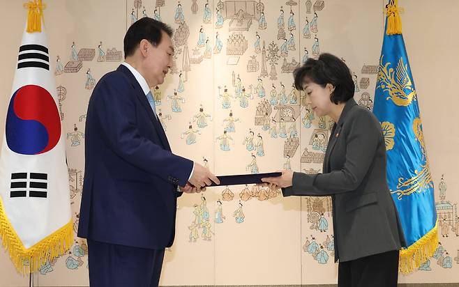 윤석열 대통령이  5일 서울 용산 대통령실 청사에서 박순애 사회부총리 겸 교육부 장관에게 임명장을 수여하고 있다.