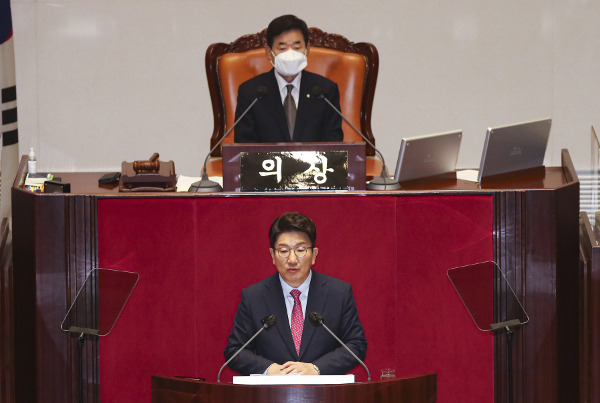 권성동 국민의힘 당대표 직무대행 겸 원내대표가 21일 국회 본회의장에서 교섭단체 대표연설을 하고 있다. 권 대행은 연금 개혁 문제와 관련해 “여야의 협치를 넘어선 ‘사회적 대타협’이 필요하다”고 말했다. 최종학 선임기자