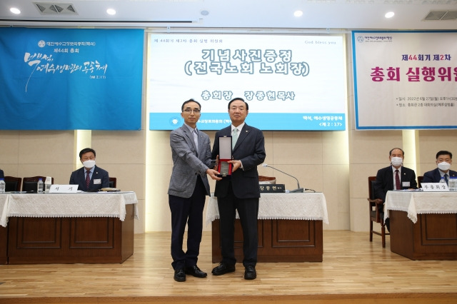 지난달 27일 대한예수교장로회 백석총회가 혈액수급의 안정화를 위해 기여한 공을 인정받아 대한적십자사로부터 표창을 수상했다. 백석총회 제공