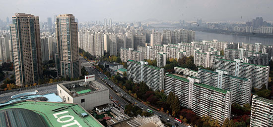 올해 들어 서울 강남권 아파트값이 수억 원씩 하락하면서 배경에 관심이 쏠린다. 사진은 송파구 잠실 일대 아파트 단지(매경DB).