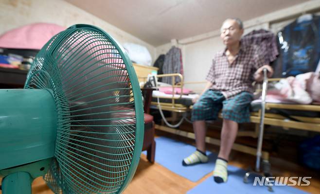 [광주=뉴시스] 김혜인 기자 = 21일 오전 광주 남구 월산동 한 주택에서 60대 노인이 선풍기 바람을 쐬며 더위를 식히고 있다. 2022.07.21.hyein0342@newsis.com