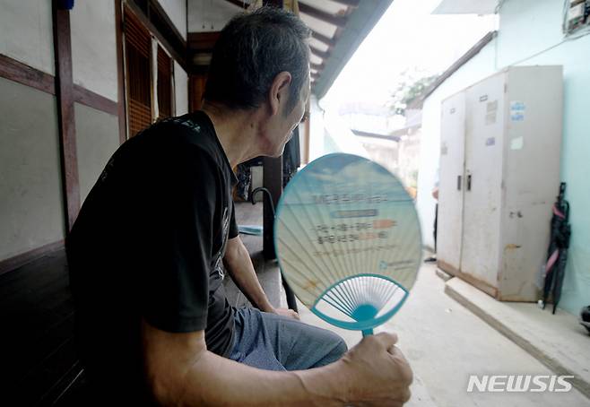 [광주=뉴시스] 김혜인 기자 = 21일 오후 광주 서구 양동 한 주택에서 60대 노인이 선풍기 바람을 쐬며 더위를 식히고 있다. 2022.07.21.hyein0342@newsis.com