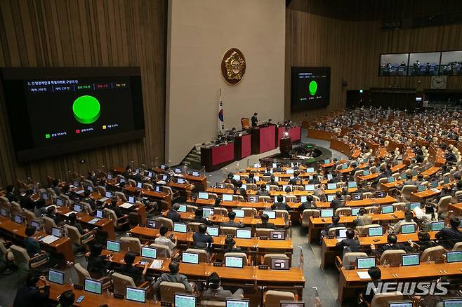 [서울=뉴시스] 고범준 기자 = 20일 오전 서울 여의도 국회에서 열린 본회의에서 민생경제안정 특별위원회(민생특위) 구성 결의안이 의결되고 있다. (공동취재사진) 2022.07.20. photo@newsis.com