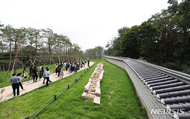 [서울=뉴시스] 김진아 기자 = 서울시가 일제가 갈라놓은 창경궁과 종묘를 90년 만에 다시 연결하는 '창경궁-종묘 연결 역사복원사업'을 완료했다고 20일 밝혔다. 창경궁과 종묘를 단절시켰던 율곡로를 지하화하고 그 위에 축구장보다 넓은 녹지(약 8000㎡)를 만들어 끊어졌던 녹지축을 이었다. 사진은 이날 열린 '창경궁-종묘 연결 역사복원사업' 프레스투어 모습. (공동취재사진) 2022.07.20. bluesoda@newsis.com