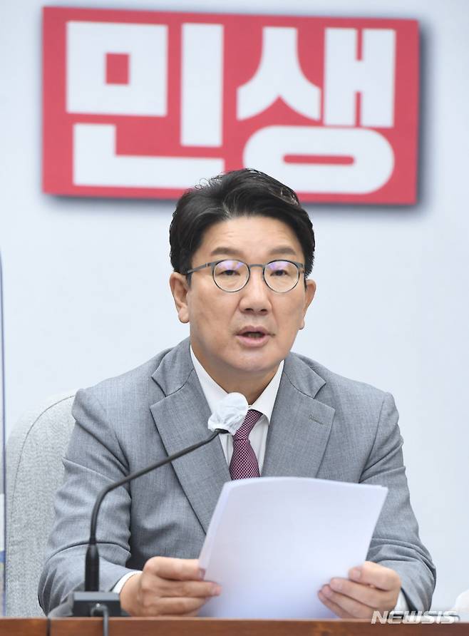 [서울=뉴시스] 전진환 기자 = 권성동 국민의힘 당대표 직무대행 겸 원내대표가 22일 오전 서울 여의도 국회에서 열린 원내대책회의에서 발언을 하고 있다. (공동취재사진) 2022.07.22. photo@newsis.com