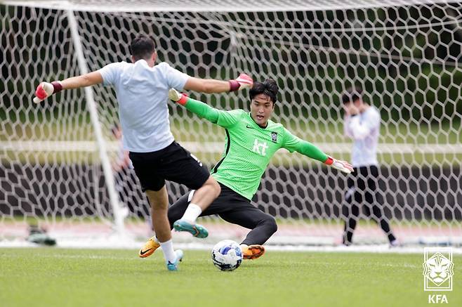 [서울=뉴시스] 2022 EAFF E-1 챔피언십에 출전한 남자축구대표팀 김동준이 22일 일본 아이치현 도요타 시티 스포츠 파크 어슬레틱스 T&F에서 훈련을 하고 있다. (사진=대한축구협회 제공) 2022.07.22. photo@newsis.com *재판매 및 DB 금지