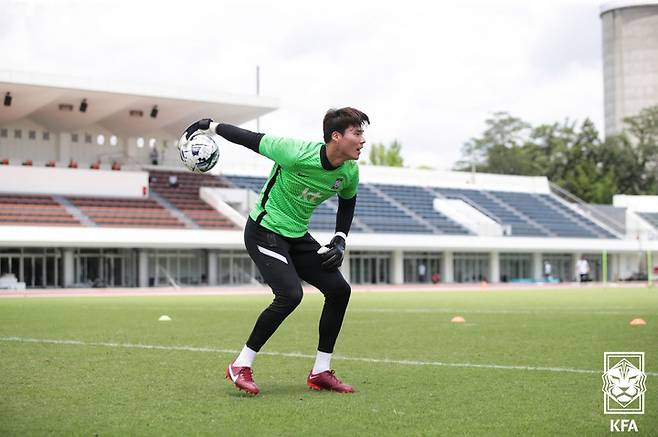 [서울=뉴시스] 2022 EAFF E-1 챔피언십에 출전한 남자축구대표팀 송범근이 22일 일본 아이치현 도요타 시티 스포츠 파크 어슬레틱스 T&F에서 훈련을 하고 있다. (사진=대한축구협회 제공) 2022.07.22. photo@newsis.com *재판매 및 DB 금지