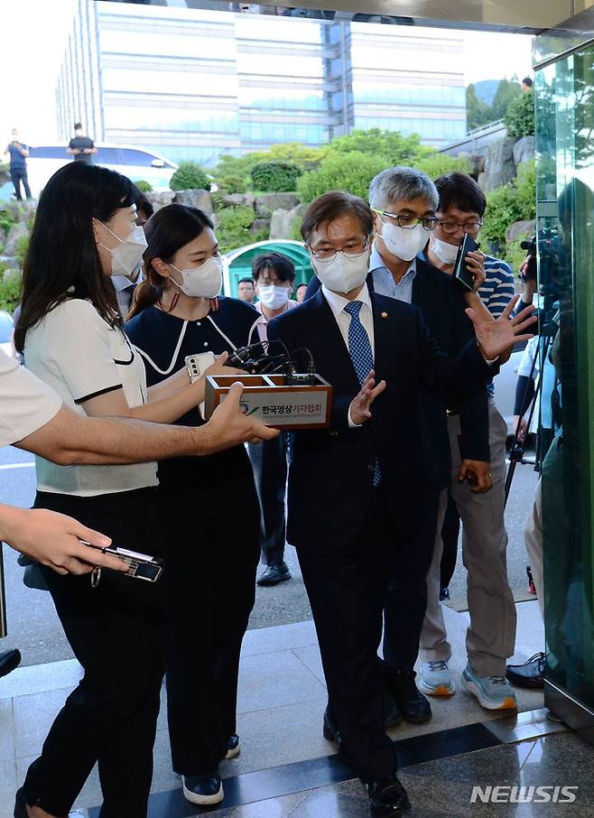 [거제=뉴시스] 차용현 기자 = 지난 20일 오후 이정식 고용노동부 장관이 49일째 파업을 이어온 대우조선해양 하청노조와 면담을 하기 위해 경남 거제시 대우조선해양 옥포조선소 내 대우조선 노동조합 사무실을 방문하고 있다. 2022.07.20. con@newsis.com