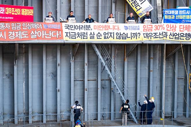 이정식 고용노동부 장관이 19일 오후 경남 거제시 아주동 대우조선해양 옥포조선소 파업 현장을 방문하고 있다. 이 장관은 이날 조선소 독 화물창 바닥에 가로, 세로, 높이 각 1ｍ 철 구조물 안에서 농성 중인 유최안 금속노조 거제통영고성 조선하청지회 부지회장 등과 면담했다. 연합뉴스