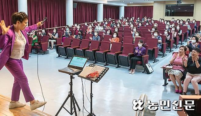 경기 남양주 와부농협에서 열린 박미현 교수(단상 위)의 노래교실에 호응하는 참가자들.