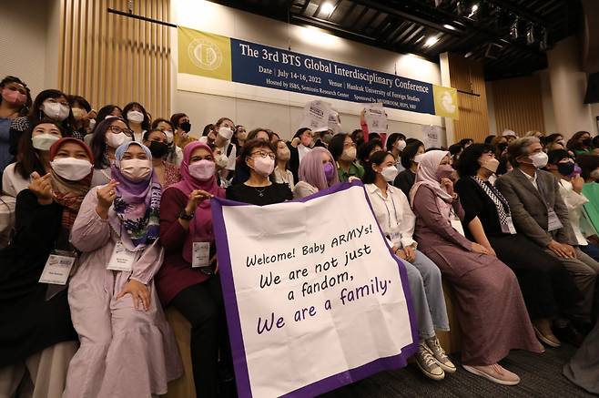 제3회 BTS 학술대회에 참석한 아미들이 기념촬영을 하고 있다. ⓒ시사저널 박은숙