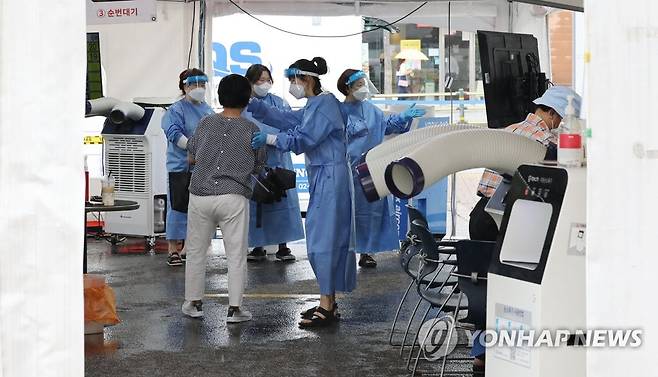 오늘도 분주한 선별검사소 (서울=연합뉴스) 김인철 기자 = 21일 오전 서울 강남구보건소 코로나19 선별진료소에서 의료진이 검사를 받으려는 시민들을 안내하고 있다. 2022.7.21 yatoya@yna.co.kr