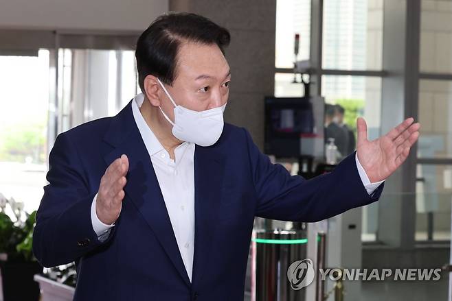 출근길 문답하는 윤석열 대통령 (서울=연합뉴스) 서명곤 기자 = 윤석열 대통령이 22일 오전 서울 용산구 대통령실 청사로 출근하며 취재진의 질문에 답하고 있다.  2022.7.22 seephoto@yna.co.kr