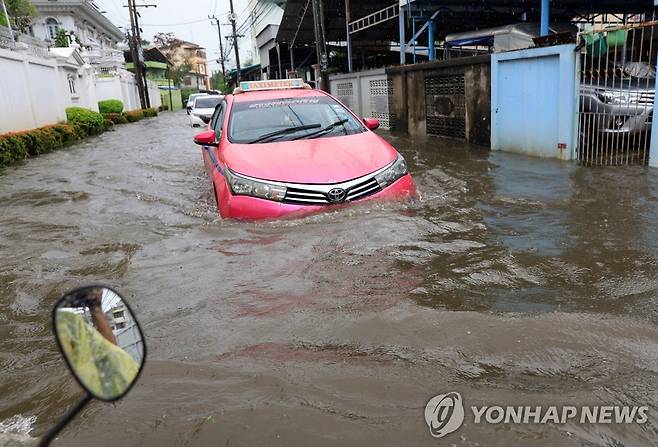 폭우 내린 방콕 시내 [로이터 연합뉴스 제공. 재판매 및 DB 금지]