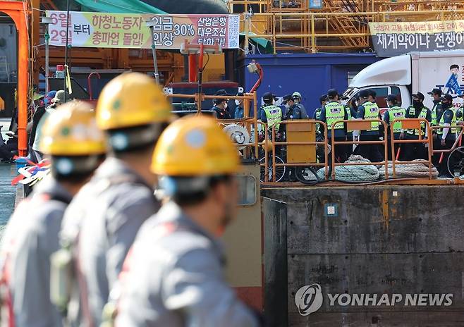 공권력 투입 우려, 긴장 감도는 대우조선해양 (거제=연합뉴스) 임헌정 기자 = 대우조선해양 하청노조 파업 51일째인 22일 오전 경남 거제시 대우조선해양 옥포조선소 1독 인근에 경찰이 배치돼 있다. 2022.7.22 kane@yna.co.kr