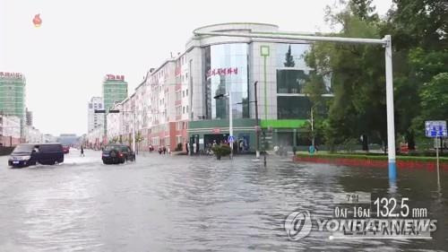 북한 신의주백화점 앞 도로, 폭우로 침수  (서울=연합뉴스) 조선중앙TV는 평안북도 신의주시의 도심 한복판에 있는 신의주백화점이 폭우로 침수됐다고 7일 보도했다. 신의주시에는 이날 0시부터 오후 5시까지 132.5mm의 많은 비가 내렸다.[조선중앙TV 화면] 2022.7.8 
    [국내에서만 사용가능. 재배포 금지. For Use Only in the Republic of Korea. No Redistribution]
    nkphoto@yna.co.kr