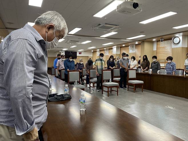 대책회의하는 4·3 희생자 유족 (제주=연합뉴스) 백나용 기자 = 제주4·3진상규명과명예회복을위한도민연대가 22일 오후 제주도의회 의원회관 대회의실에서 4·3 희생자 68명의 유족을 초청해 대책 회의를 열고 있다. 2022.7.22 dragon.me@yna.co.kr