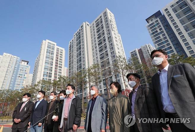 국민의힘 검증 특위, 백현동 '옹벽 아파트' 현장 방문 (성남=연합뉴스) 국민의힘 김진태 국민검증특별위원장과 김은혜 의원 등이 2일 오전 경기도 성남 분당구 백현동의 이른바 '옹벽 아파트'를 찾아 현장을 둘러보고 있다. 2021.11.2 [국회사진기자단] photo@yna.co.kr