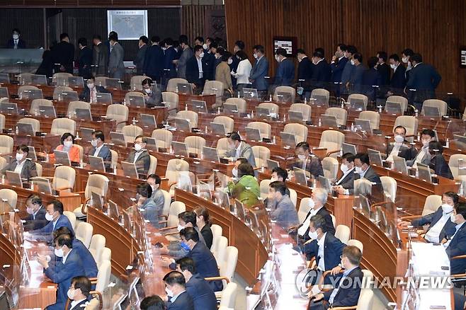 상임위원장 선출 투표하는 의원들 (서울=연합뉴스) 백승렬 기자 = 22일 오후 서울 여의도 국회에서 열린 본회의에서 여야 의원들이 상임위원 선출을 위한 투표에 나서고 있다. 2022.7.22 [국회사진기자단] srbaek@yna.co.kr