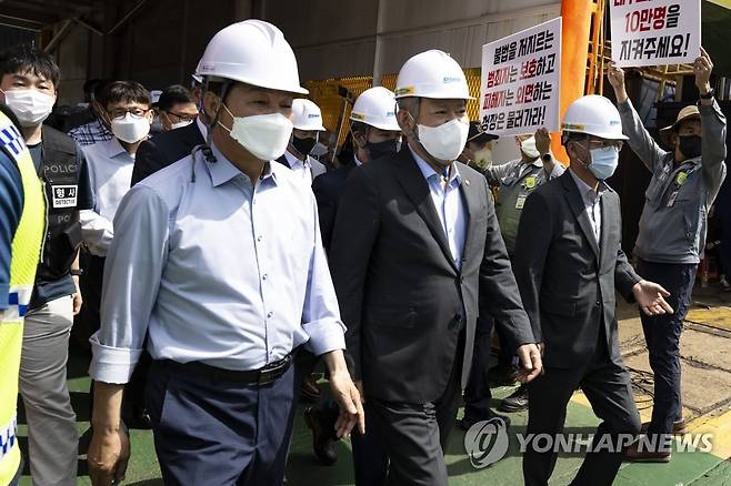 대우조선해양 찾은 박완수 경남지사 지난 19일 이상민 행정안전부 장관과 함께 대우조선해양을 방문한 박완수 경남지사(왼쪽). [연합뉴스 자료사진]