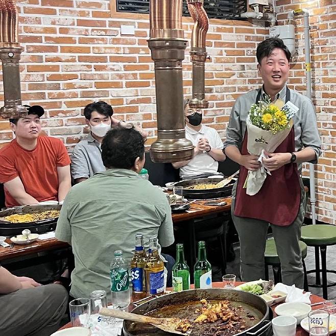 이준석 국민의힘 대표가 강원도 춘천에서 지지자들과 만나 이야기를 나누고 있다. (사진= SNS)