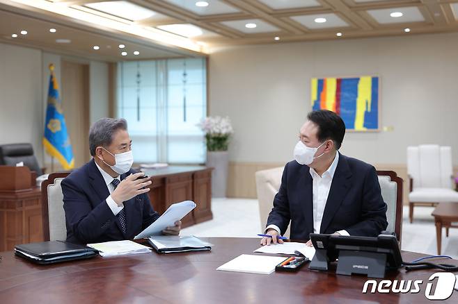 윤석열 대통령이 지난 21일 용산 대통령실 집무실에서 박진 외교부 장관으로부터 업무보고를 받고 있다. (대통령실 제공) 2022.7.21/뉴스1 © News1 안은나 기자