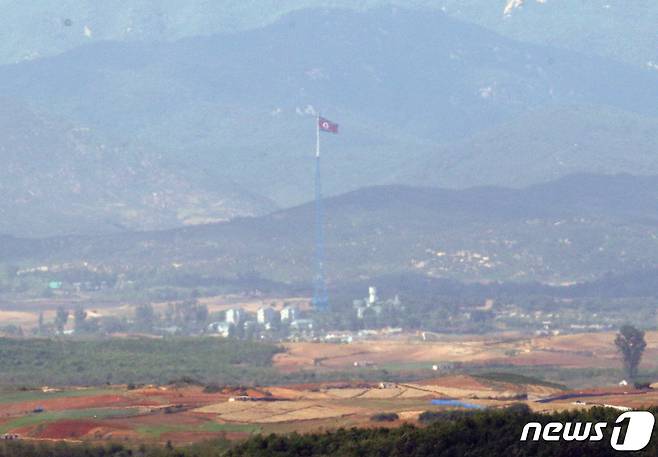 15일 오후 경기 파주시 오두산 통일전망대에서 바라본 북한 황해북도 기정동 마을에 인공기가 펄럭이고 있다. 2022.5.15/뉴스1 © News1 신웅수 기자