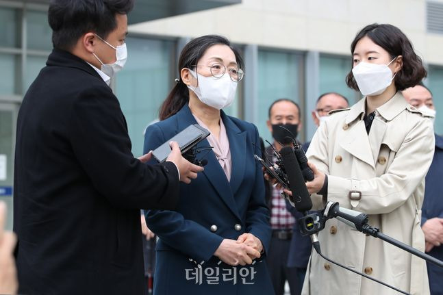 정치자금법 위반 혐의로 당선무효형을 선고받았다가 대법원이 파기환송한 은수미 성남시장이 2020년 10월 경기 수원고등법원에서 열린 파기환송심 선고공판에 출석해 벌금 90만원을 선고받은 후 법원을 나서고 있다. ⓒ데일리안 DB