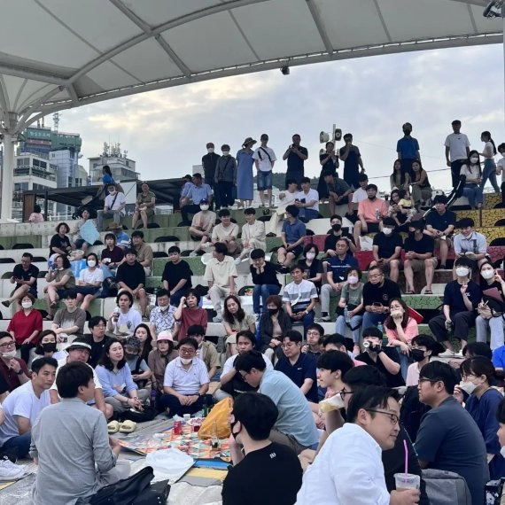 이준석 국민의힘 대표가 지난 17일 부산 수영구 광안리 수변공원에서 당원 및 시민들과 만나 대화를 나누고 있다. 좌측 하단이 이 대표. /뉴시스