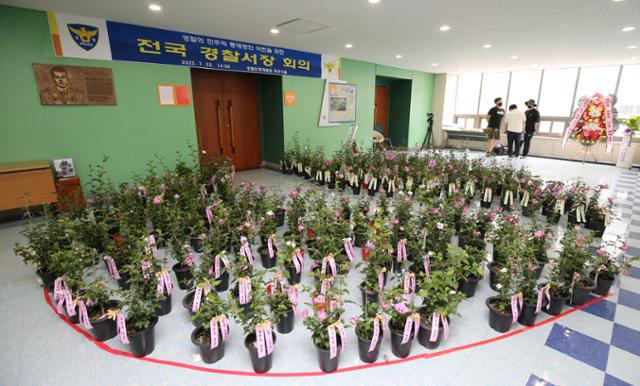 23일 충남 아산 경찰인재개발원에서 열린 전국 경찰서장 회의에 앞서 각 지역 경찰서장들이 보내온 무궁화 350여개의 화분에 국민의 경찰문구가 적혀 있다. 뉴스1