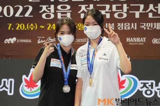 준우승 김채연(왼쪽)과 우승한 한지은이 시상식서 포즈를 취하고 있다.