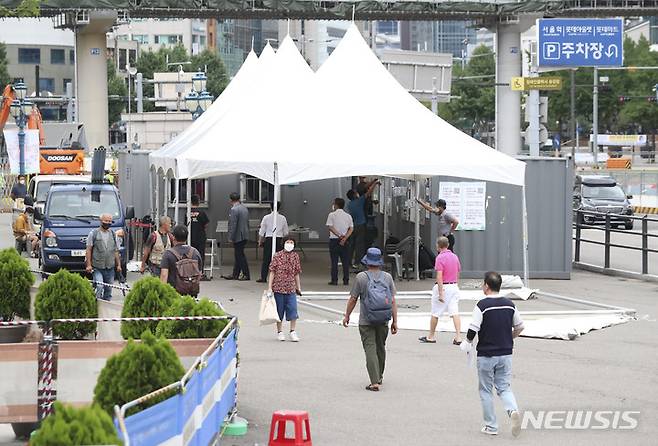 [서울=뉴시스] 김근수 기자 = 지난 21일 오후 서울역 앞에 관계자들이 코로나19 임시선별검사소를 설치하고 있다.  2022.07.21. ks@newsis.com