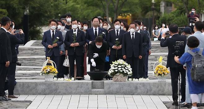 [서울=뉴시스] 전진환 기자 = 더불어민주당 대표 선거에 출마한 이재명 의원이 23일 오전 경남 김해시 진영읍 봉하마을 고(故) 노무현 전 대통령 묘역을 찾아 참배하고 있다. (사진=이재명의원실 제공) 2022.07.23.  photo@newsis.com *재판매 및 DB 금지