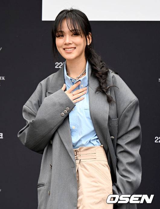 [OSEN=김성락 기자] 18일 서울 종로구 안국동 서울공예박물관에서  '2022 F/W 서울패션위크-본봄(BONBOM)' 포토월 행사가 열렸다.'서울패션위크'는 코로나19 확산 이후 약 3년 만에 현장 패션쇼로 열렸다. 행사는 18일부터 오는 23일까지 현장 패션쇼를 포함해 온·오프라인으로 진행된다. 가수 비비가 취재진을 향해 포즈를 취하고 있다. 2022.03.18 /ksl0919@osen.co.kr