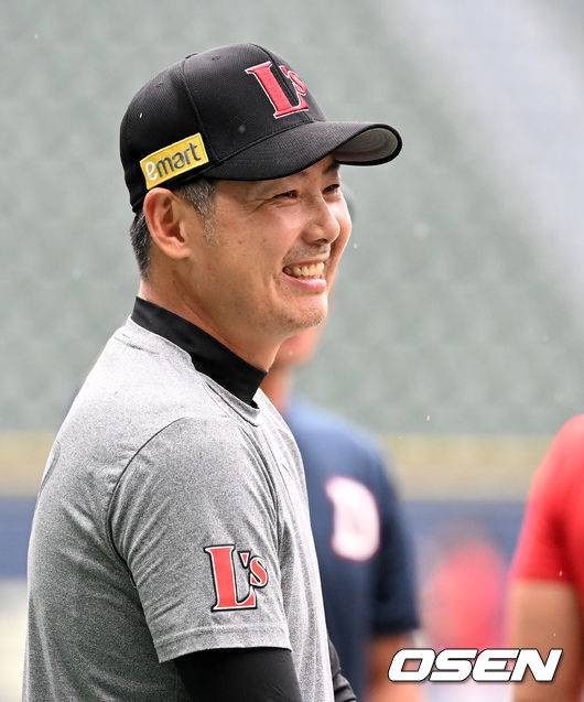 [OSEN=잠실, 지형준 기자]경기에 앞서 SSG 김원형 감독이 훈련을 지켜보며 미소짓고 있다. 2022.07.23 /jpnews@osen.co.kr