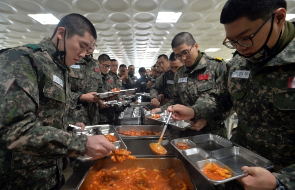 육군훈련소에서 식사하는 병사들. 서울신문 DB