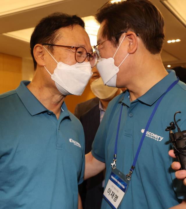 이재명 더불어민주당 의원과 홍영표 의원이 24일 충남 예산군 덕산리솜리조트에서 열린 '새롭게 도약하는 민주당의 진로 모색을 위한 국회의원 워크숍'을 마친 뒤 얼굴을 맞대고 대화를 나누고 있다. /연합뉴스