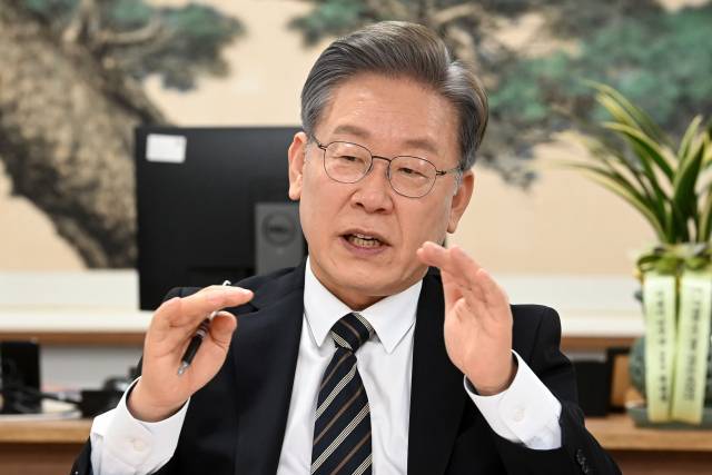 이재명 더불어민주당 의원이 지난해 12월 대선후보로서 서울경제신문과 인터뷰하고 있다. /서울경제DB