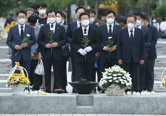 전당대회 당대표에 출마한 더불어민주당 이재명 의원이 23일 오전 경남 김해시 진영읍 봉하마을 고(故) 노무현 전 대통령 묘역을 참배하고 있다. ⓒ연합뉴스