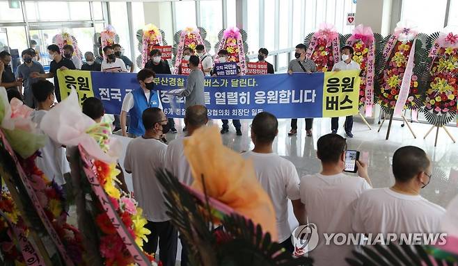 전국 경찰서장 회의 (아산=연합뉴스) 이주형 기자 = 23일 오후 2시 충남 아산 경찰 인재개발원에서 전국 경찰서장 회의가 열리는 가운데, 전국에서 모인 경찰관들이 응원 메시지를 담은 현수막을 들고 있다. 2022.7.23 coolee@yna.co.kr