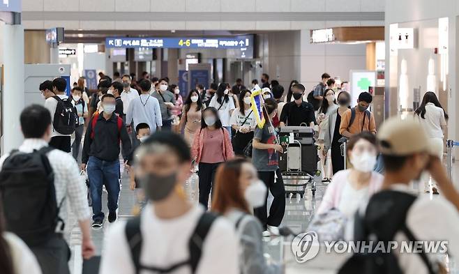 붐비는 인천공항 출국장 (영종도=연합뉴스) 임헌정 기자 = 지난 20일 오전 영종도 인천국제공항 제1여객터미널 출국장이 해외 여행객으로 붐비고 있다. 2022.7.20 kane@yna.co.kr