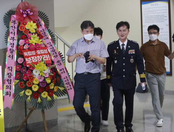 지난 23일 오후 충남 아산 경찰인재개발원에서 열린 전국 경찰서장 회의가 끝나고 류삼영 울산 중부경찰서장(총경)이 회의장 밖으로 나오고 있다. (사진=연합뉴스)