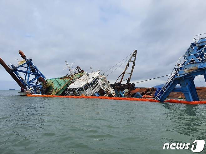 지난 11일 오전 전남 무안군 도리포항 인근 앞바다에 정박 중인 1286톤급 준설선 A호가 좌초됐다.(독자 제공)2022.7.11/뉴스1