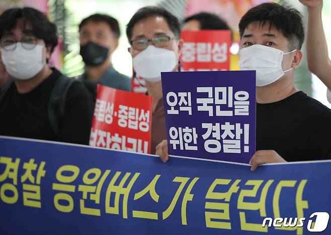 23일 충남 아산 경찰인재개발원에서 열린 전국 경찰서장 회의에 앞서 각 지역경찰직장협의회 구성원들이 회의에 참석한 서장을 응원하고 있다. 2022.7.23/뉴스1 © News1 김기태 기자