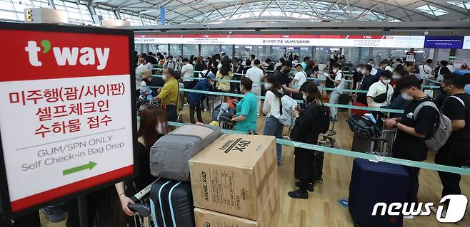 24일 인천국제공항 제1여객터미널에서 해외로 출국하려는 관광객들이 인파를 이루고 있다. 인천국제공항공사는 올 하계 성수기 기간인 7월 22일부터 8월 10일까지 20일 동안 약 171만 명, 일평균 기준 8만6000여 명의 여객이 인천공항을 이용할 것으로 예측했다. 이는 지난해 하계성수기 기간 총 여객 대비 약 7배 이상 증가한 수치다. 2022.7.25/뉴스1 © News1 장수영 기자