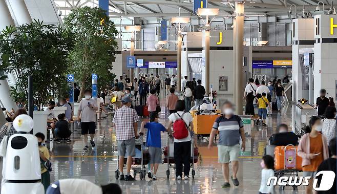 24일 인천국제공항 제1여객터미널에서 여행을 떠나는 관광객들이 인파를 이루고 있다. 인천국제공항공사는 올 하계 성수기 기간인 7월 22일부터 8월 10일까지 20일 동안 약 171만 명, 일평균 기준 8만6000여 명의 여객이 인천공항을 이용할 것으로 예측했다. 이는 지난해 하계성수기 기간 총 여객 대비 약 7배 이상 증가한 수치다. 2022.7.25/뉴스1 © News1 장수영 기자