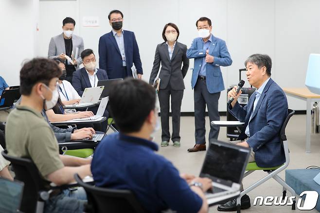 김대기 대통령 비서실장이 24일 용산 대통령실 오픈라운지에서 취재진 질문에 답하고 있다. 대통령실사진기자단 2022.7.24/뉴스1 © News1 안은나 기자