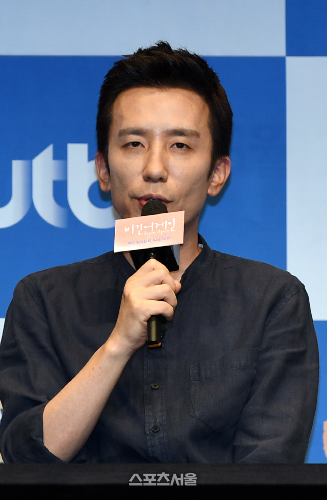 Broadcaster and singer-songwriter You Hee-yeol conveyed his deep affection and interest in Sketchbook until the last minute.He finally got off the program 600 times of You Hee-yeols Sketchbook, which lasted for more than 13 years on the 22nd.You Hee-yeol wrote a long article on his fan cafe Toy Music on the 18th before getting off the program.According to this exclusive acquisition, he said in this article, I need time to prepare for the production team, but I am late to tell you now.There are many people and many circumstances here that have a livelihood, he said. There were some people who were worried and frustrated in the coffee shop, but there are more things that can not be solved immediately after deciding to live. Sketchbook is a precious program that makes a lot of production and production cost with sincerity.I would like to ask you to keep up with the only remaining music live talk show. You Hee-yeol has recently been put on the guise of plagiarism allegations on YouTube and elsewhere.Some YouTubers have raised suspicions that You Hee-yeols very private night resembles Japan Musics Aqua of Ryuichi Sakamoto.It was also argued that Happy Bus Day to You, written by You Hee-yeol and sung Si Kyung, is similar to the same name of Damaki Koji, a member of the Japan group safety zone.You Hee-yeol said through his agencys antenna music that Ryuichi Sakamoto can not see the level of legal action necessary, but the aftershock continued.In the end, You Hee-yeol got off all broadcasts, including Sketchbook, which lasted 13 years.Apart from leaving the program, You Hee-yeol expressed his regret and fondness to fans who were hurt by the controversy.I am very aware of myself that not all of my experience with my age is deepening, he wrote. I am trying not to ignore where I am now and what I am doing for the rest of my life.I was very different and tired from what I used to be, he added.He also apologized for some fans claims that the plagiarism controversy had blown away precious parts of his school days.You Hee-yeol said, I will live with Scar on Chest for the rest of my life that all the memories have been blown away.I hope that your memories will be kept in the best side of the memories, he said. This is my lack, and you have done nothing wrong in that time. You Hee-yeol said, I am sorry that I have made it difficult for me, even in a difficult world. Thank you for your concern.I draw a day when I can laugh and share ordinary greetings like before. The broadcaster believes that You Hee-yeol will come down from the role of music broadcasting host due to this controversy and concentrate on business such as operation of agency.The last time you Hee-yeols episode of Sketchbook was abolished on Tuesday, the follow-up program is not yet scheduled.