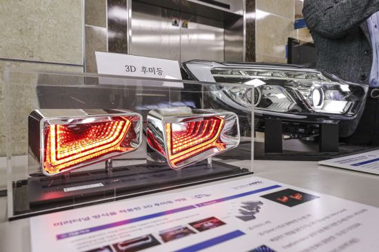 한국광기술원이 개발한 3D 후미등(사진 왼쪽)과 스마트 LED 전조등(오른쪽). 3D 후미등은 양산에 성공, 일부 메이커가 적용하고 있다. 스마트LED 전조등은 고가 모델에 적용하는 방안을 검토중인 것으로 전해졌다.＜사진제공:한국자동차기자협회＞